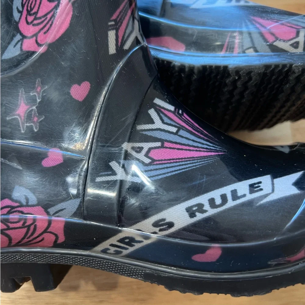 Girls’ “Girls Rule” Black & Pink Rain Boots – Size 1